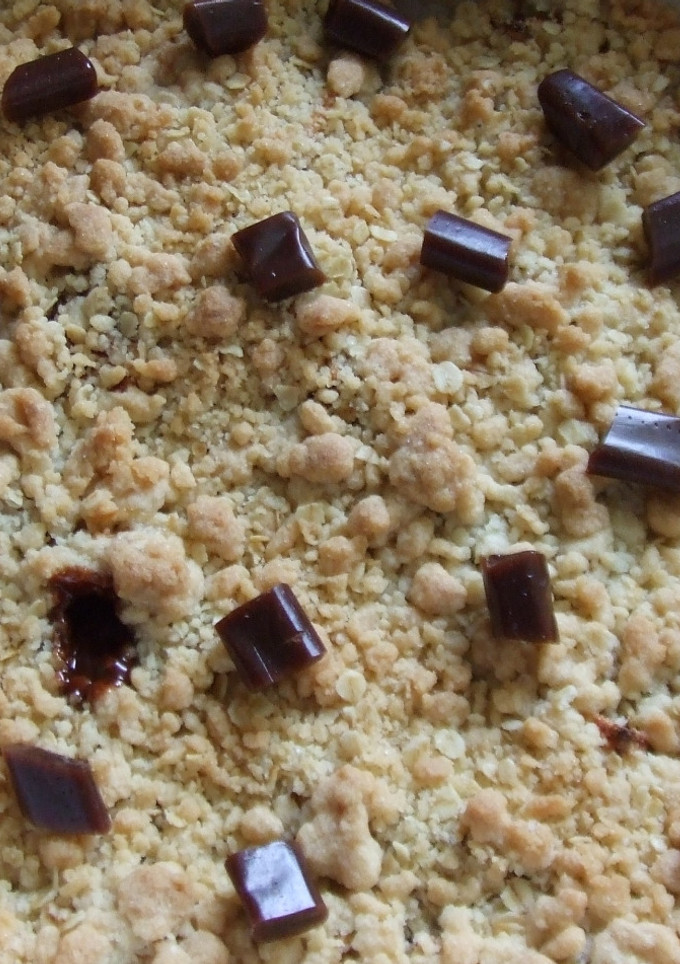 Una foto de Crumble de manzana y arándanos con nueces y hojuelas de trigo
