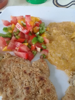 Una foto de Milanesa de pollo a la sartén, con puré de 3 veg. Salsa criolla