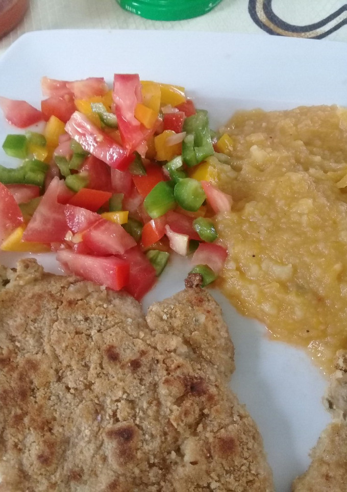 Una foto de Milanesa de pollo a la sartén, con puré de 3 veg. Salsa criolla