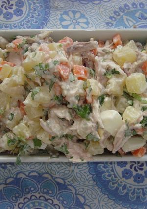 Una foto de Ensalada fría de papas zanahoria y pollo