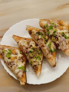 ब्रेड पिझ्झा🍕🍕 (bread pizza recipe in marathi) रेसिपी चे मुख्य फोटो 
