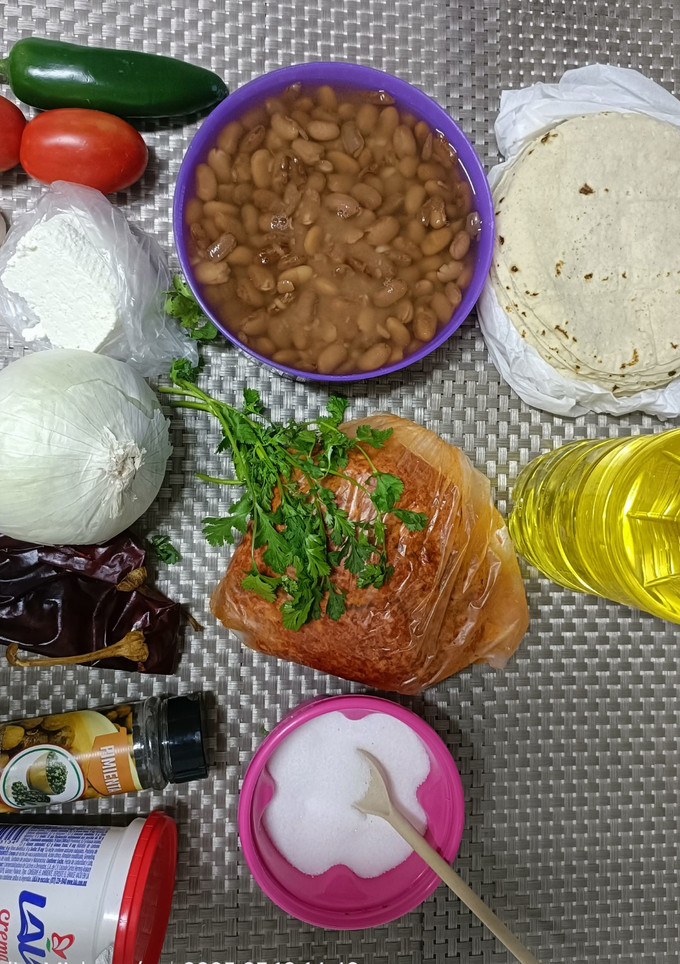 Una foto de Enfrijoladas con chorizo