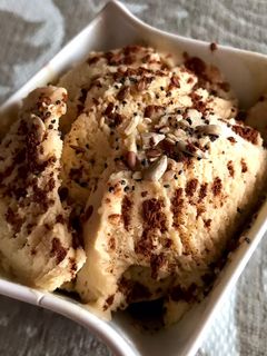 Una foto de Helado caramelo salado alta proteína con semillas y cacao puro 🍫 🍨