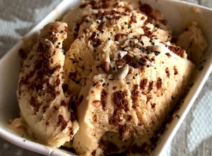 Foto principal de Helado caramelo salado alta proteína con semillas y cacao puro 🍫 🍨
