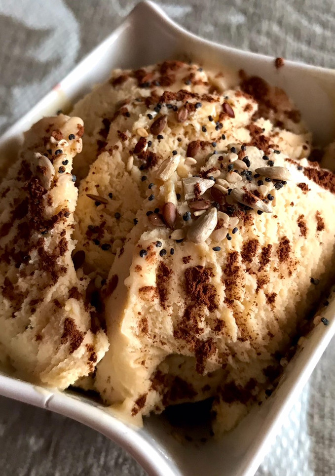 Una foto de Helado caramelo salado alta proteína con semillas y cacao puro 🍫 🍨