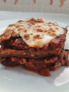 Una foto de Pastel de berenjena con carne picada🍆🍅🍗