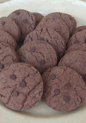 Foto di Biscotti al cacao con gocce di cioccolato