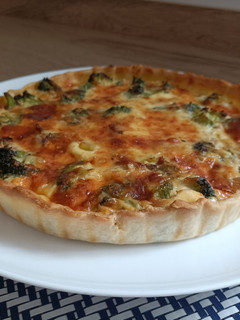 Una foto de Quiche de brócoli con jamón y queso