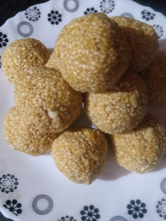 तिल के लड्डू (Til ke ladoo recipe in Hindi) रेसिपी मुख्य फोटो