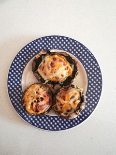 Una foto de Champi pizzas de jamón serrano
