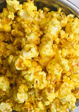 મસાલા પોપકોર્ન (Masala Popcorn Recipe In Gujarati) રેસીપી મુખ્ય ફોટો