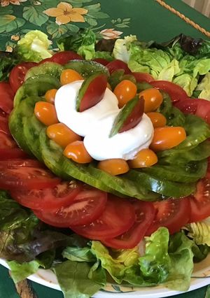 Une photo de Salade de tomates tricolores à la laitue rougette et mozzarella di buffala