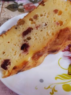 Фото Творожная запеканка с клюквой и изюмом.