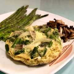 Una foto de Tortilla de espárragos con champiñones