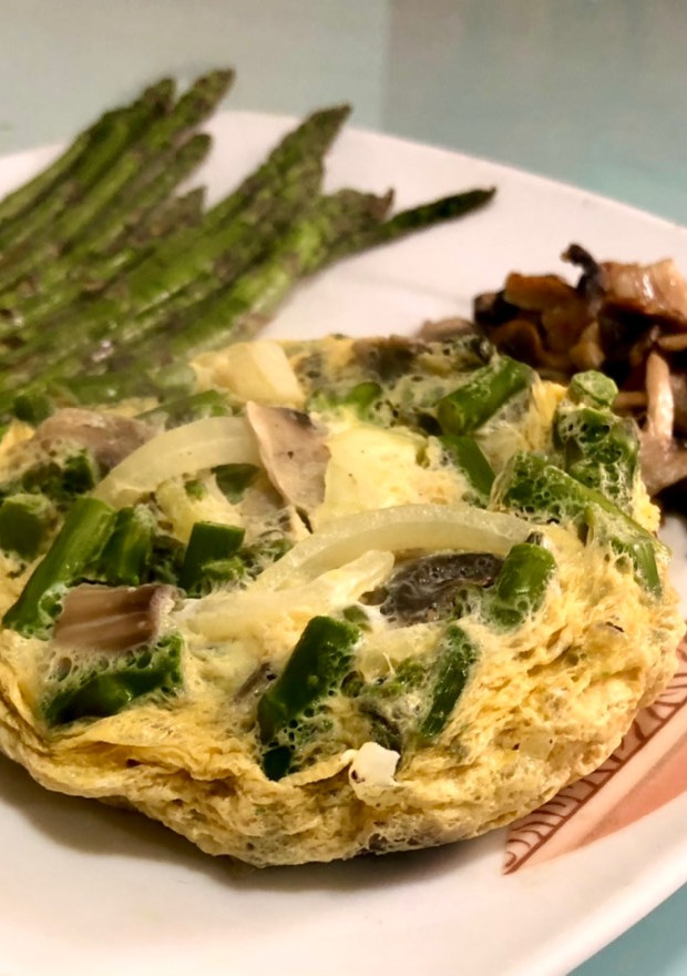 Una foto de Tortilla de espárragos con champiñones