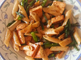 Tofu con pasta de quinoa y espárragos trigueros