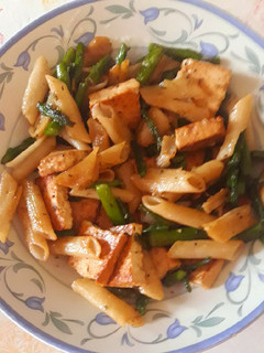 Una foto de Tofu con pasta de quinoa y espárragos trigueros