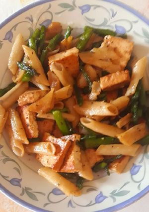 Una foto de Tofu con pasta de quinoa y espárragos trigueros