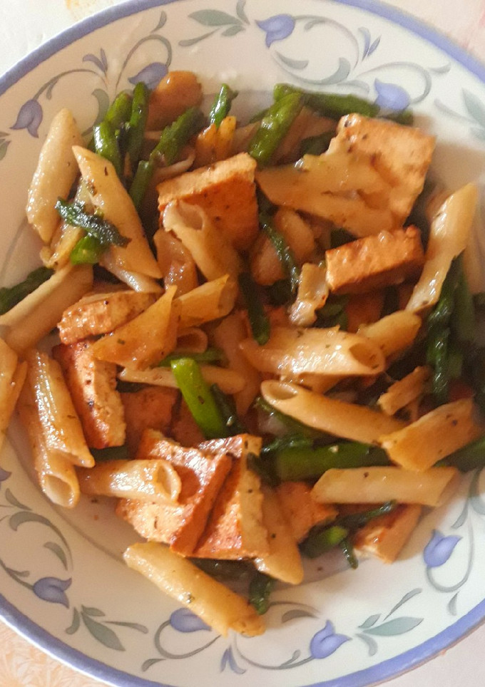 Una foto de Tofu con pasta de quinoa y espárragos trigueros