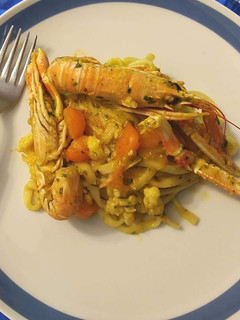 Foto di Taglierini freschi datterini gialli e scampi