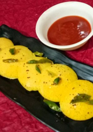 सूजी बेसन ढोकला (Suji besan dhokla recipe in Hindi) रेसिपी मुख्य फोटो