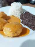 Albóndigas de pollo rellenas de queso en salsa de chipotle