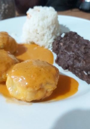 Una foto de Albóndigas de pollo rellenas de queso en salsa de chipotle