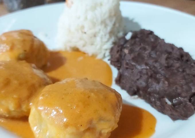 Albóndigas de pollo rellenas de queso en salsa de chipotle Receta de Vane  Morales Sanchez- Cookpad