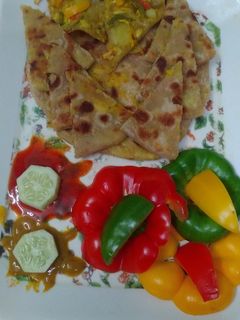 চিকেন-ক্যাপ্সিকাম পরোটা (Chicken-capsicum porota recipe in bengali) রেসিপির প্রধান ছবি