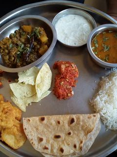 ગુજરાતી લંચ રેસીપી મુખ્ય ફોટો