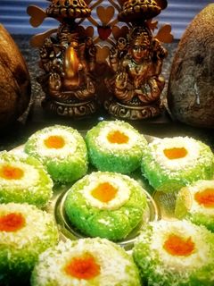 इनस्टंट नारियल पेड़ा (Instant nariyal peda recipe in Hindi) रेसिपी मुख्य फोटो