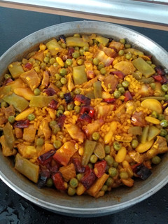 Una foto de Arroz con verduras, secreto y panceta extremeña