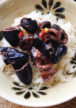 Hình của món Trám đen kho cay.