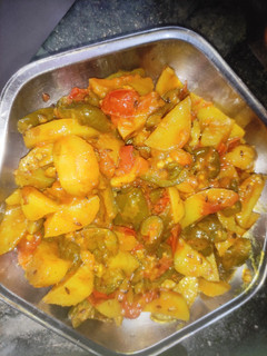 आलू शिमला मिर्च (Aloo Shimla Mirch recipe in hindi) रेसिपी मुख्य फोटो