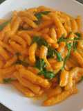 Gnocchi lunghi alla zucca, mantecati al burro e rucola