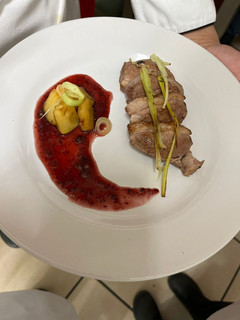 Una foto de Magret de pato con manzanas 🍴🦆
