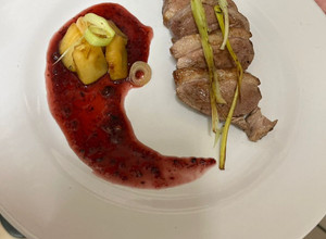 Una foto de Magret de pato con manzanas 🍴🦆