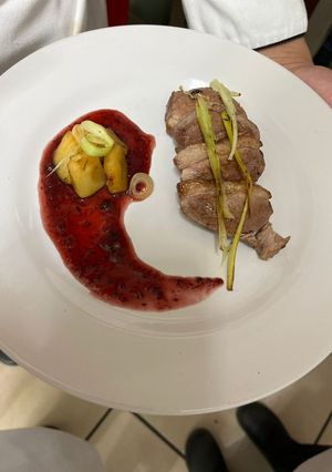 Una foto de Magret de pato con manzanas 🍴🦆