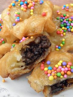 Una foto de Pastelitos criollos de hojaldre relleno con chocolate