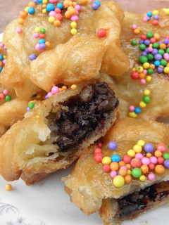 Una foto de Pastelitos criollos de hojaldre relleno con chocolate