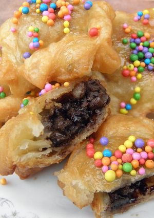 Una foto de Pastelitos criollos de hojaldre relleno con chocolate