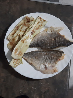 Una foto de Dorada a la plancha con calabacín