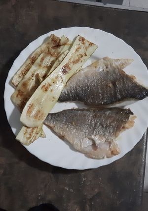 Una foto de Dorada a la plancha con calabacín