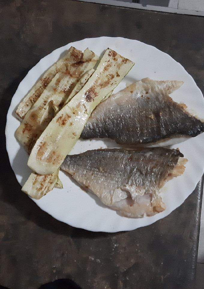 Una foto de Dorada a la plancha con calabacín