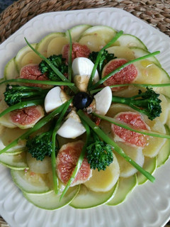 Una foto de Ensalada de patata, calabacín, bimi y brevas