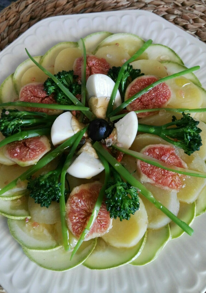 Una foto de Ensalada de patata, calabacín, bimi y brevas