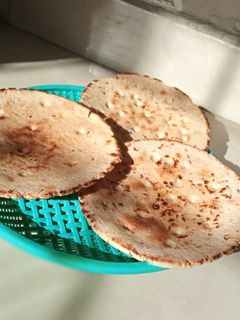 બિસ્કિટ ભાખરી (Biscuit Bhakhri Recipe In Gujarati) રેસીપી મુખ્ય ફોટો