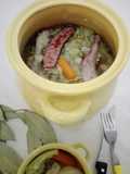 Pote de conejo, salchichas ahumadas y verduras