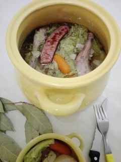 Una foto de Pote de conejo, salchichas ahumadas y verduras