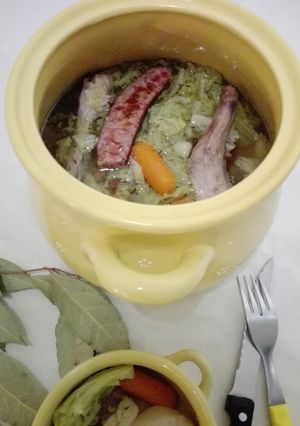Una foto de Pote de conejo, salchichas ahumadas y verduras